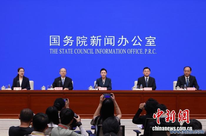 9月8日，中国国务院新闻办公室在北京举行“高质地完成‘十四五’权谋”系列主题新闻发布会，功令部部长贺荣、功令部副部长胡卫列、功令部副部长李明征、功令部副部长吴言军先容“十四五”技术推动社会观点法治竖立和功令行政责任，办事经济社会高质地发展斟酌情况，并答记者问。 中新社记者 杨可佳 摄